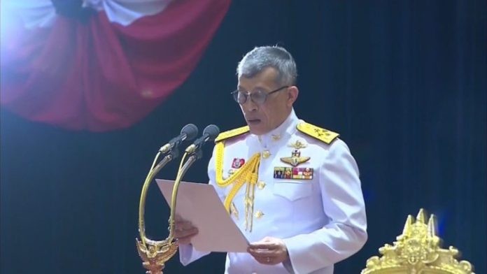 泰國國王瑪哈‧哇集拉隆功主持會議並宣佈國會開幕。