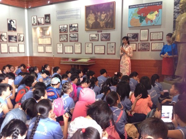 學生們聆聽解說員分享胡伯伯的故事。