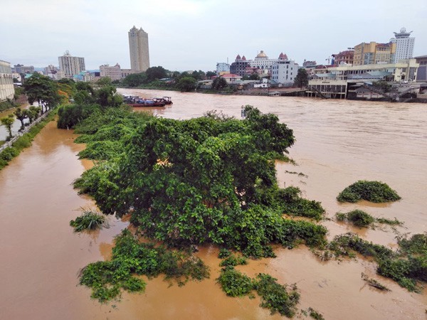 芒街市暴雨引發洪水，導致一人失蹤、數十艘滿載貨物的船隻被擊沉，該市多條交通幹線受淹。（圖源：VTC News）