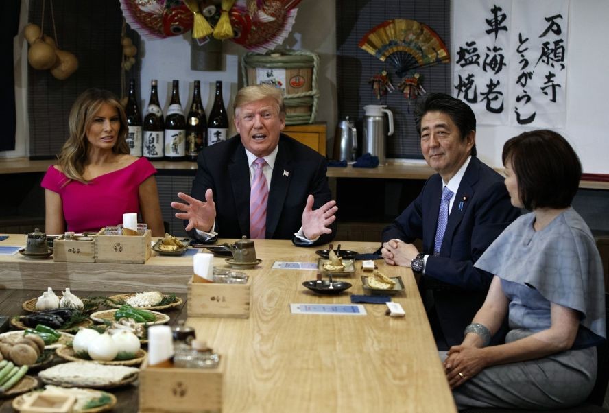 美國總統特朗普和日首相安倍晉三共享晚餐。（圖源：AP）