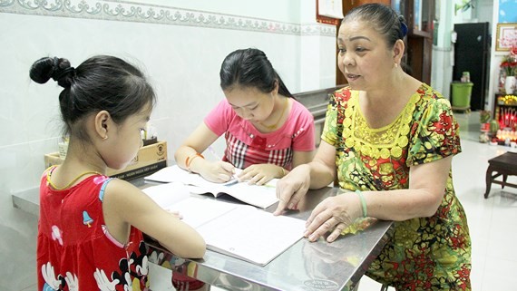 六婆盡心盡力教導小學生們。