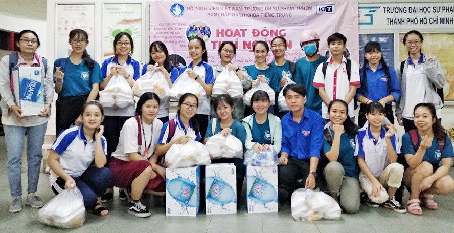 參與“愛心”慈善活動的市師範大學中文系大學生合照。