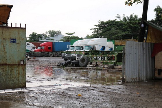 第九郡新富坊黃友南街一個集裝箱車存車場儘管非常簡陋，但因存車需求大 而經常沒剩空位。