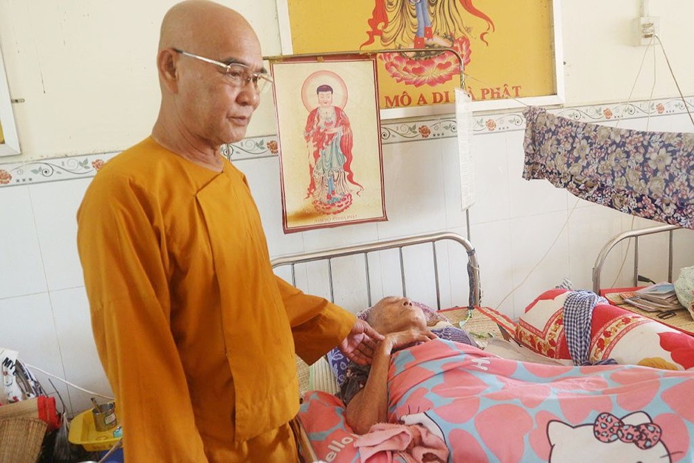 釋善通上座正探望一位獲收養的病人。