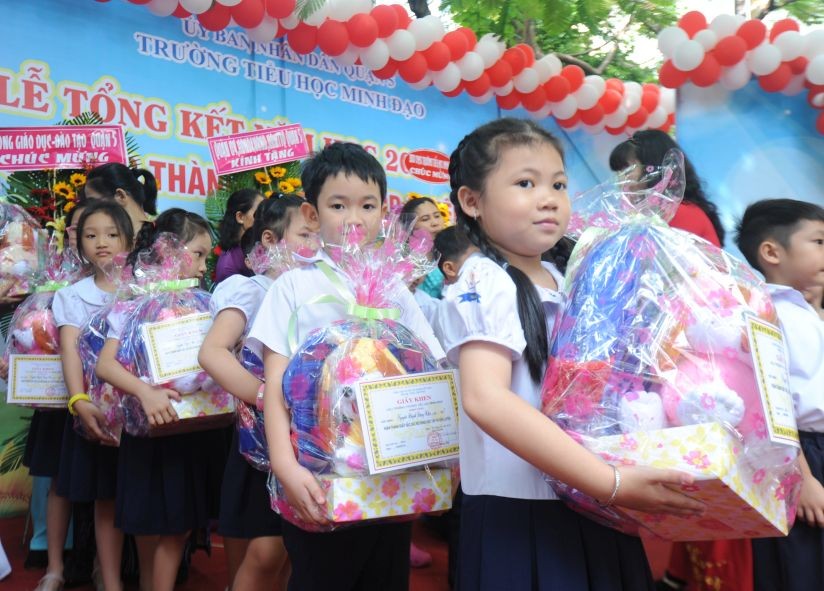 在典禮上，校方獎勵各班優秀生、模範生。