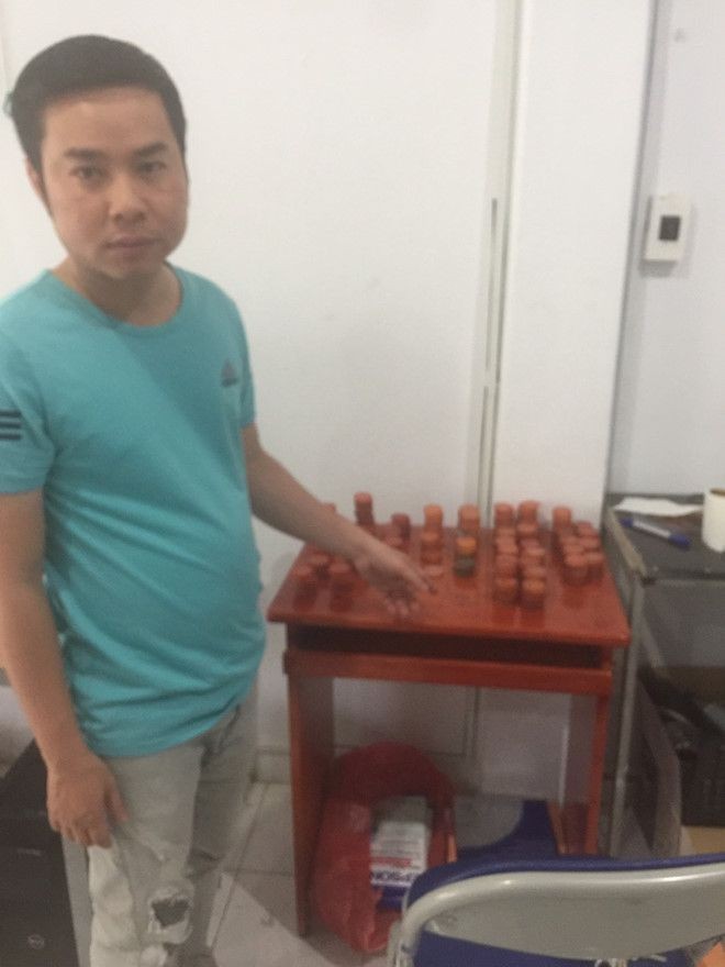 團夥頭目的阿維購買各種設備來偽造印章。（圖源：PV）