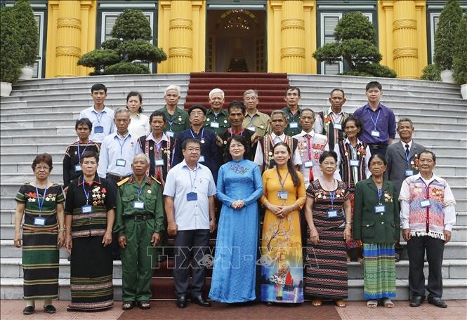 國家副主席鄧氏玉盛（前中）與德農省的革命有功者代表團在主席府前合影留念。（圖源：越通社）