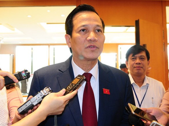 勞動與榮軍社會部長陶玉容在會議場外回答記者提問。（圖源：B.D）