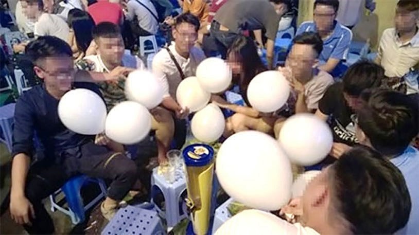 從今以後，使用笑氣球將被列入河內禁止行為名單內。（圖源：明康）