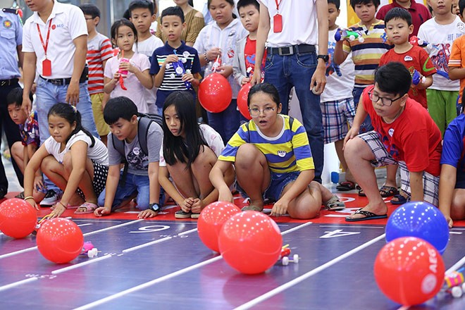 參加者親手製作自己的賽車和應用於實踐中。