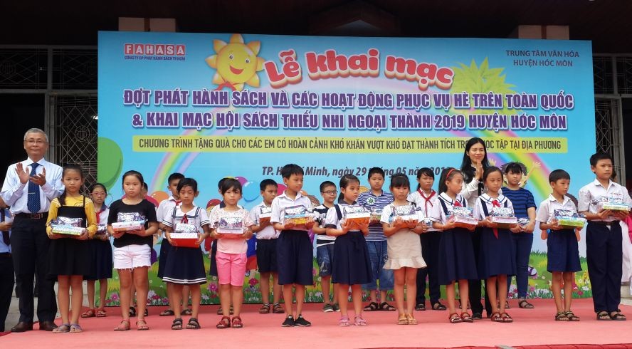 市書籍發行公司代表向23個省市的優秀生派發禮物。