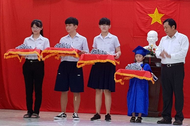 朱學光董事長向各畢業班代表頒發畢業證書。