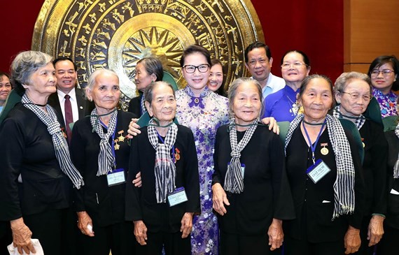 國會主席阮氏金銀（前中）檳椥“長髮軍”代表合照。（圖源：越通社）