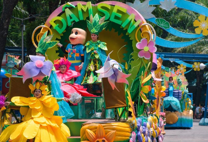 遊行是蓮潭暑期中的精彩節目之一。