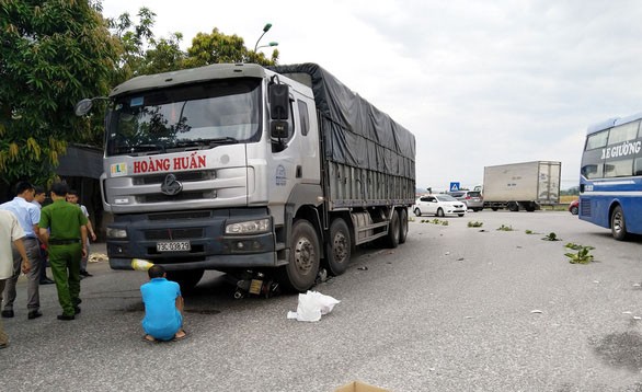 警方勘查現場，調查事故原因。（圖源：B. Thăng）