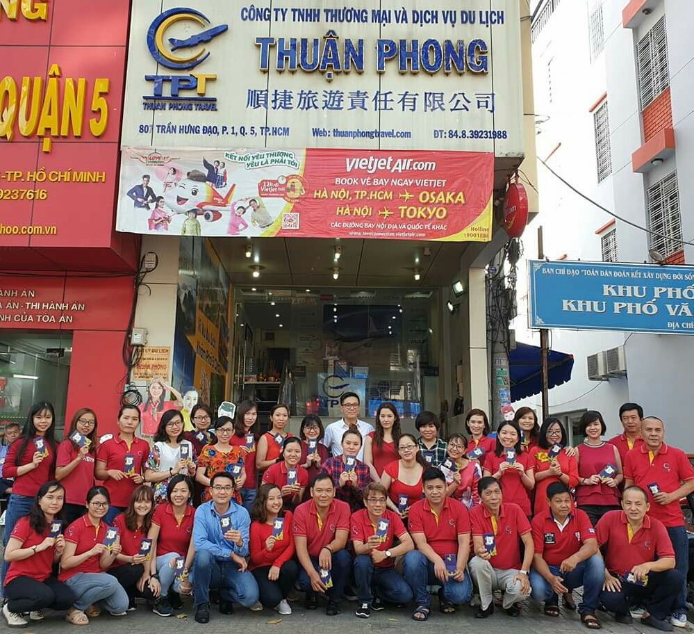 順捷旅行社全體同仁合照。