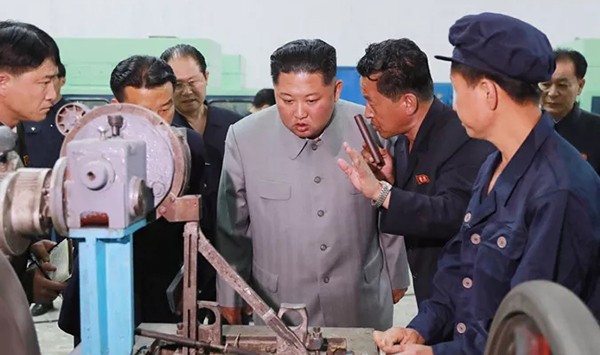 金正恩視察江界綜合精密機械廠。（圖源：朝中社）