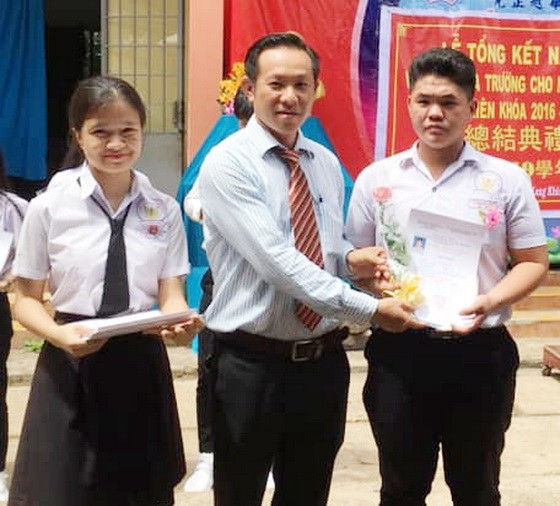 張泓輝董事長向優秀生頒獎。