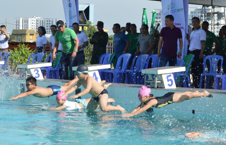 富潤郡小學生游泳天資隊參與游泳技能檢測。