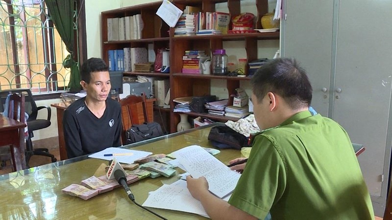 涉案嫌犯阮成南向警方調查員供述作案過程。（圖源：宣潘）