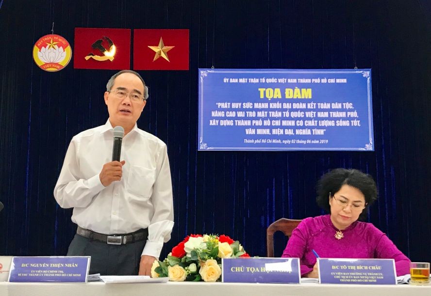 黨中央政治局委員、市委書記阮善仁(左)在會上致詞。（圖源：國定）
