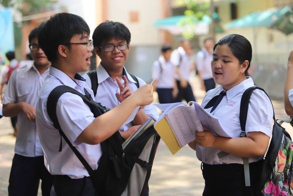 考生在考場外交換意見。（圖源：如雄）