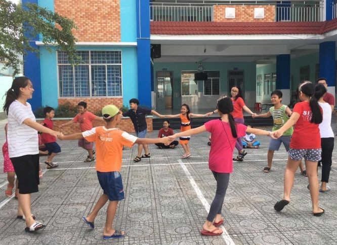 輔導員與少兒一起參加集體遊戲。