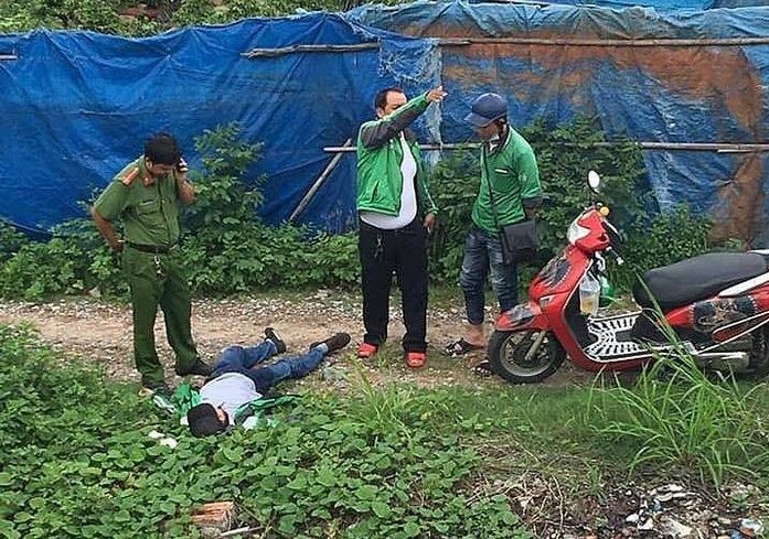 民眾發現Grab“摩的”司機楊清賢躺在路旁的荒草地上不省人事。