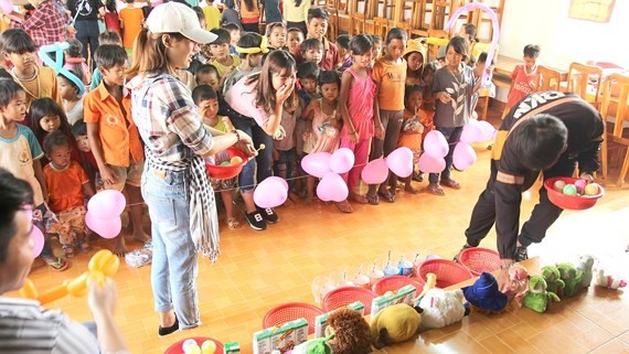 給山區兒童們組辦有獎的娛樂活動。