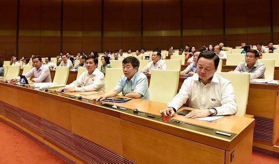 國會代表按鈕通過監察專題。（圖源：潘草）