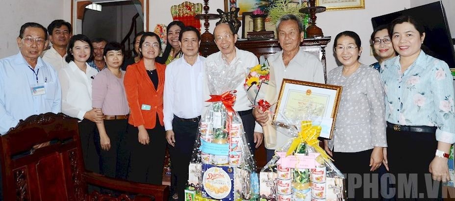 市領導團於昨(4)日上午前往平新郡探望和向各位長者祝壽。（圖源：市黨部新聞網）