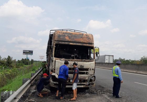 火勢撲滅後的卡車幾乎全被燒毀。（圖源：淮商）