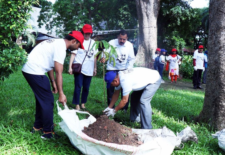 代表們在動物園一起參加植樹。（圖源：越通社）