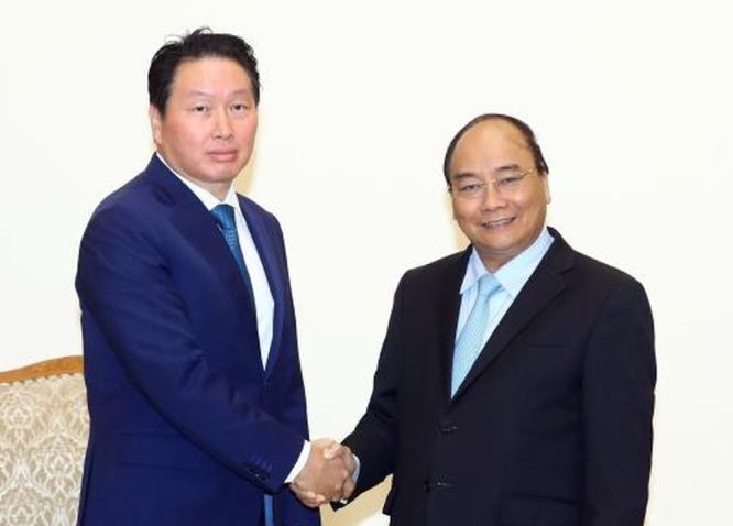 政府總理阮春福(右)接見韓國SK集團董事長崔泰源。（圖源：越通社）