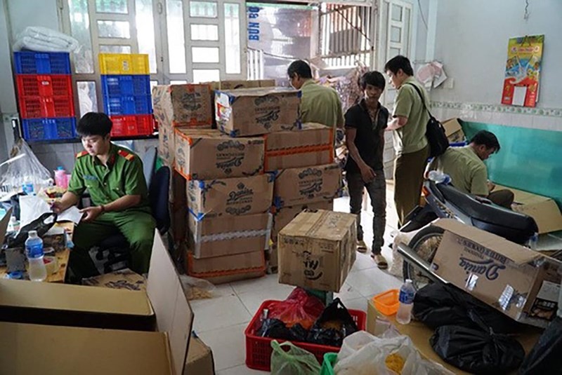 警方查扣大量的假避孕套及其他假商品。（圖源：阮晉）