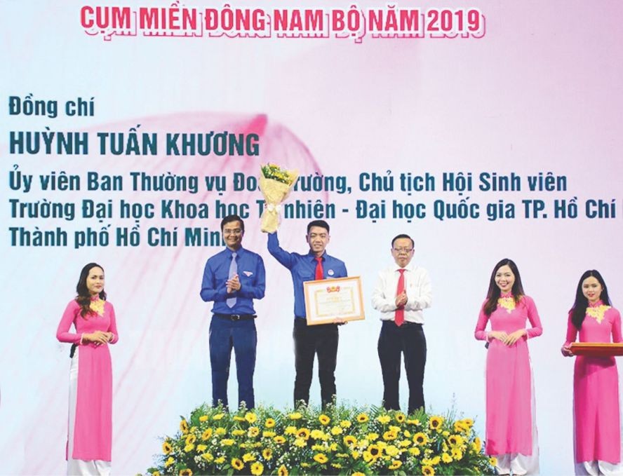 模範青年獲頒授胡志明共青團中央獎狀。（圖源：市黨部新聞網）