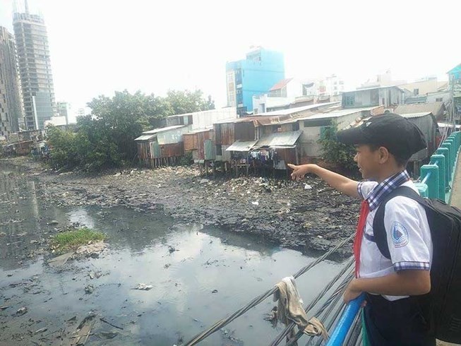 平盛郡第十二坊陵涌（穿心涌線），涌岸兩邊堆滿垃圾。（圖源：泰源）