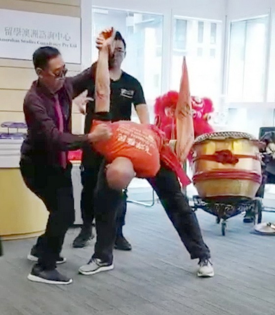 鄭錦河師傅（左）在墨爾本示範武術。