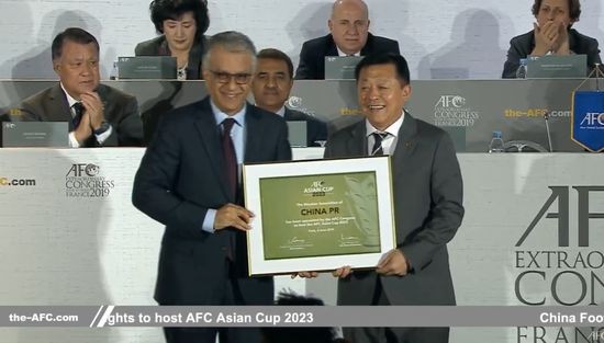 亞足聯主席薩爾曼向杜兆才頒發主辦證書。（圖源：互聯網）