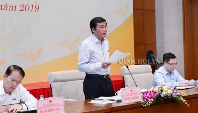 國會秘書長、國會辦公廳主任、編纂組主任阮幸福（中）主持會議並發言。（圖源：Quochoi.vn）