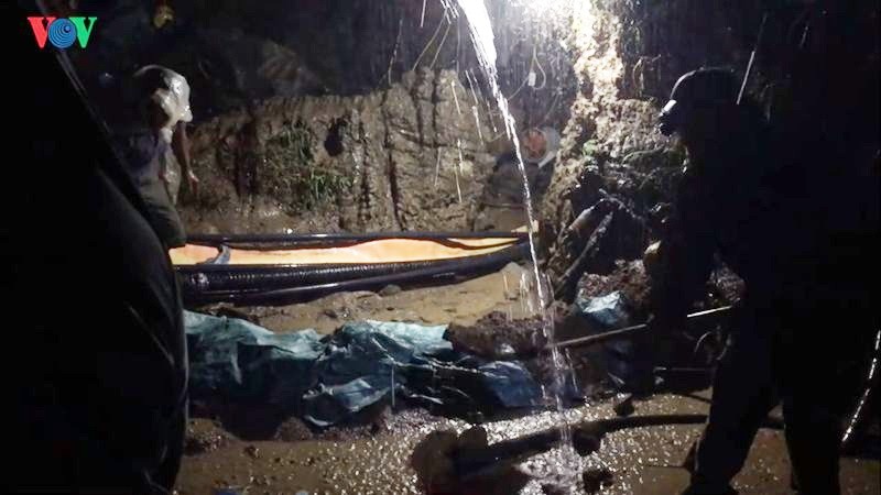 昨(8)日凌晨2時左右，意外的事竟然發生，天下一場大雨，水不斷湧入山洞，，因此為了確保安全，救援力量必須撤離。（圖源：VOV）
