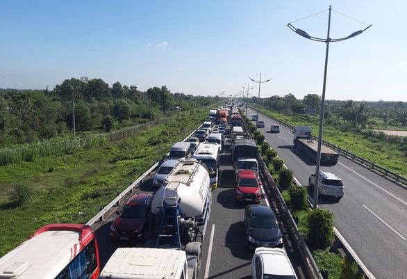 7 車連環相撞的交通事故導致高速公路上的上千輛車堵塞幾個小時。