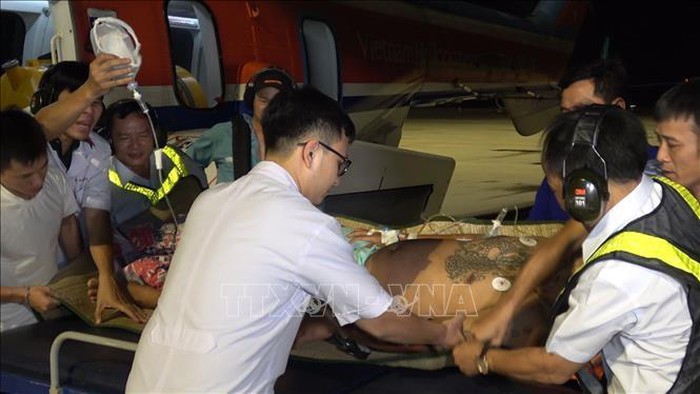 救護直升機趕赴事發海域展開救助，將遇險漁民安全送往陸地救治。（圖源：越通社）