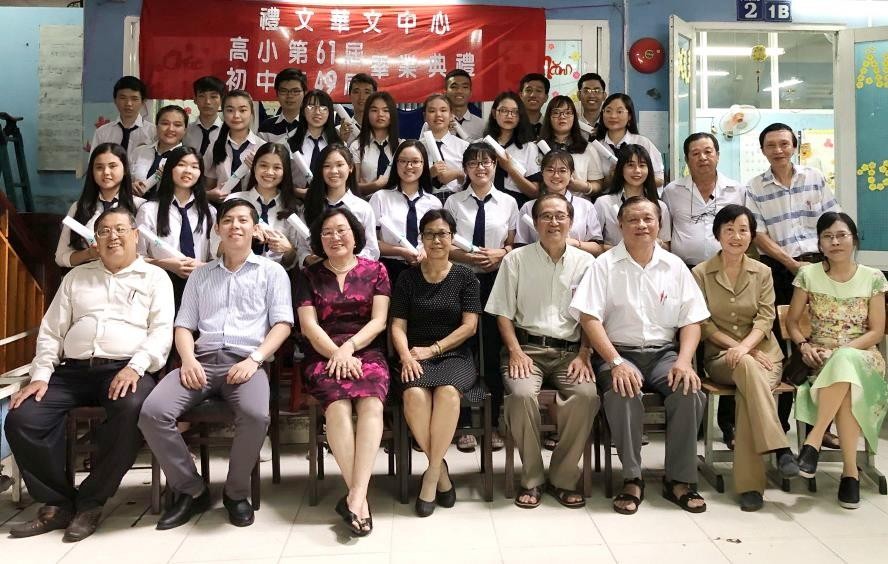 應屆畢業生與校長、老師合照。