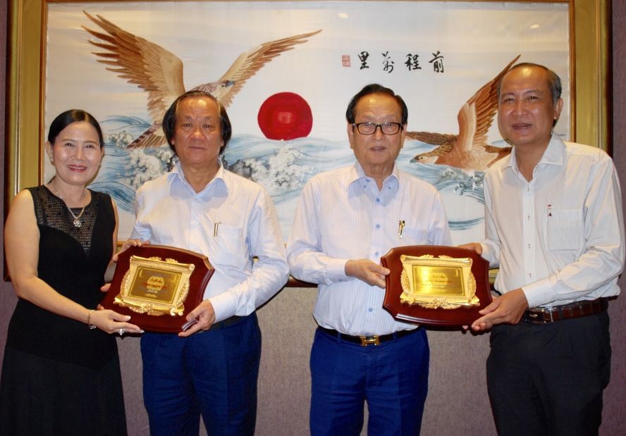 薄寮市市委書記潘如願及市人委會副主席黎紅秋分別向萬盛發集團代表張豐裕和陳明先生致送感謝書表示謝意。