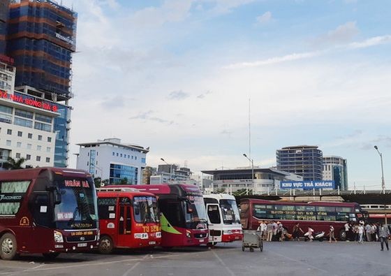 交通警察局建議在客車上安裝攝像頭。附圖是河內美庭客車站。