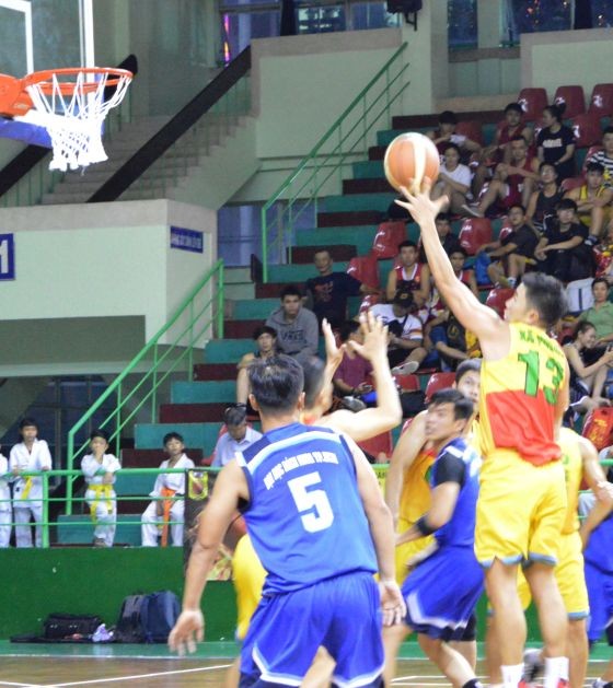 第十一郡隊(黃衣)與第十郡隊比賽一瞥。