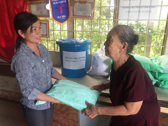 黃鶯給窮困柳大娘贈送大米。