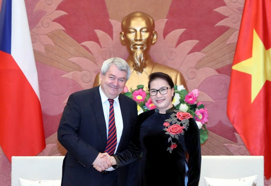 國會主席阮氏金銀（右）接見捷克共和國眾議院副議長、捷克和摩拉維亞共產黨主席沃伊捷赫‧菲利普。（圖源：越通社）