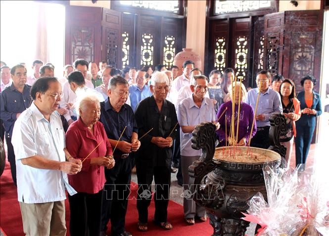 永隆省歷代領導、原領導在部長會議主席范雄紀念館上香緬懷。（圖源：越通社）